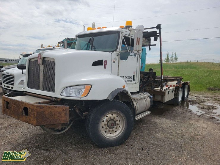 non-operable-2015-kenworth-t4-series-t/a-hook-lift-truck-image-1