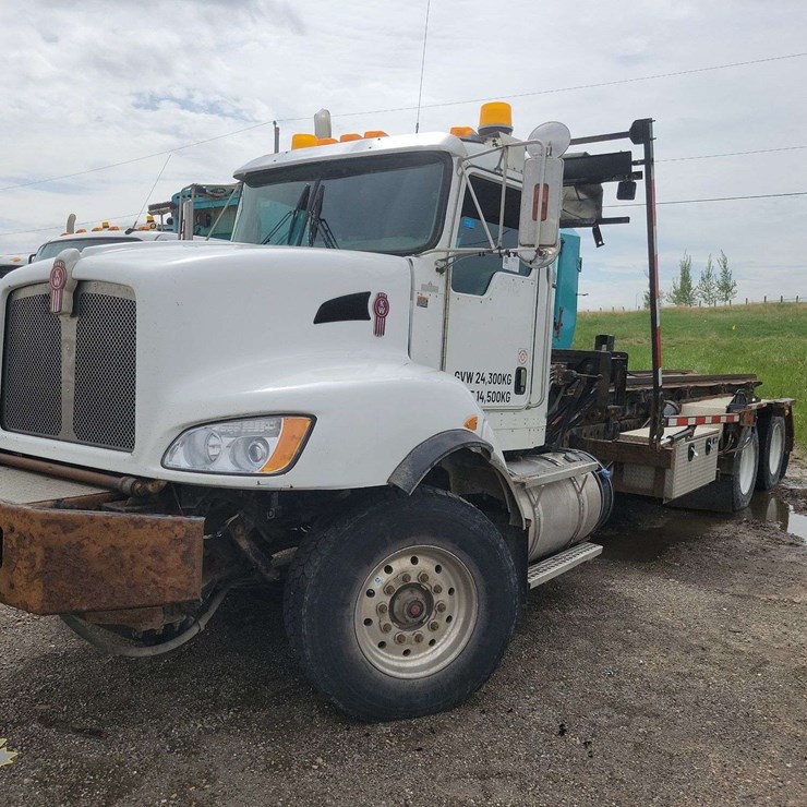 Non-Operable 2015 Kenworth T4 Series T/A Hook Lift Truck