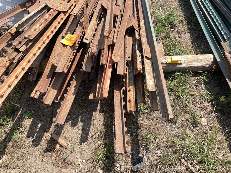 #7966-•-lot-of-assorted-fence-posts-image-7