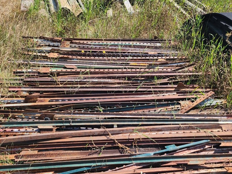 #2829-•-large-pile-of-used-t-posts-image-5