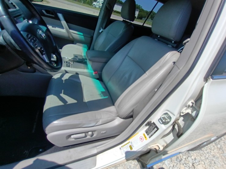 2012-toyota-highlander-image-24