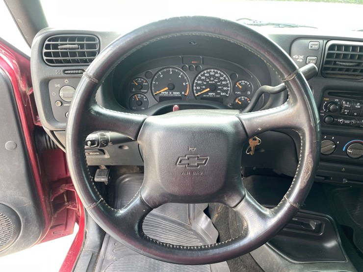 2002-chevrolet-s10-image-12