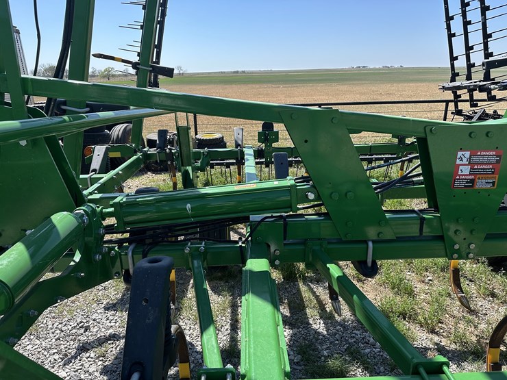 2023-john-deere-2430-image-6
