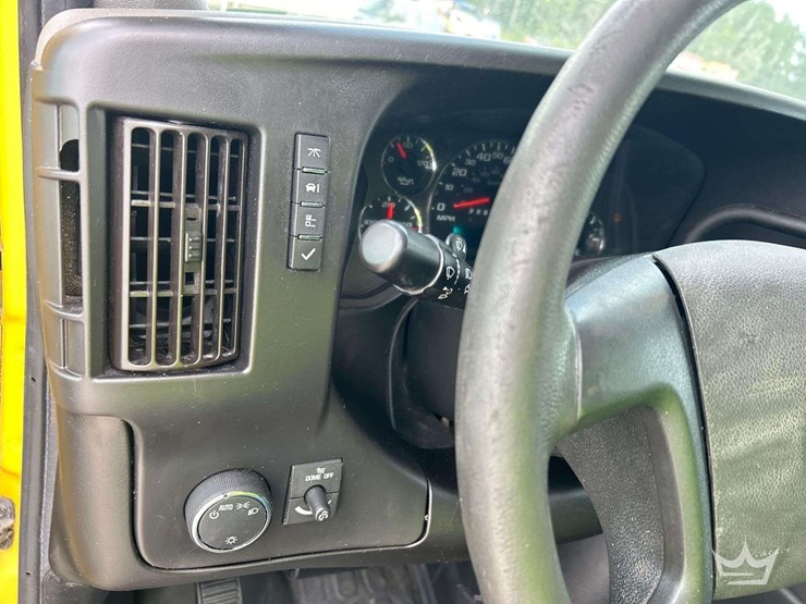 2022-chevrolet-express-2500-image-17