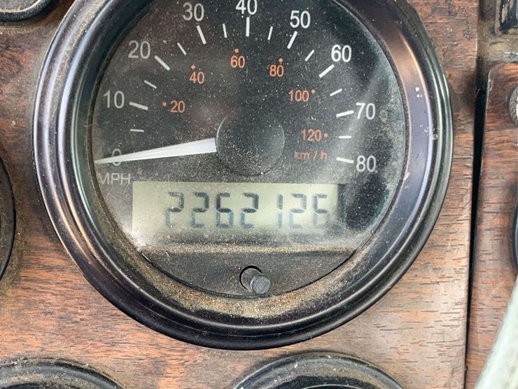 2000-peterbilt-379-image-11