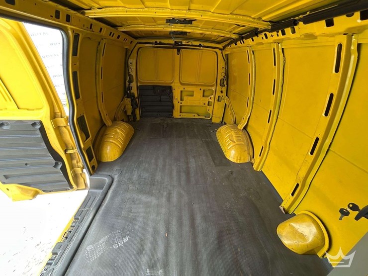 2022-chevrolet-express-2500-image-10