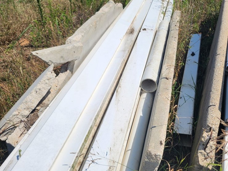 #2825-•-(18)-pvc-pipes-and-vinyl-fence-posts-image-3