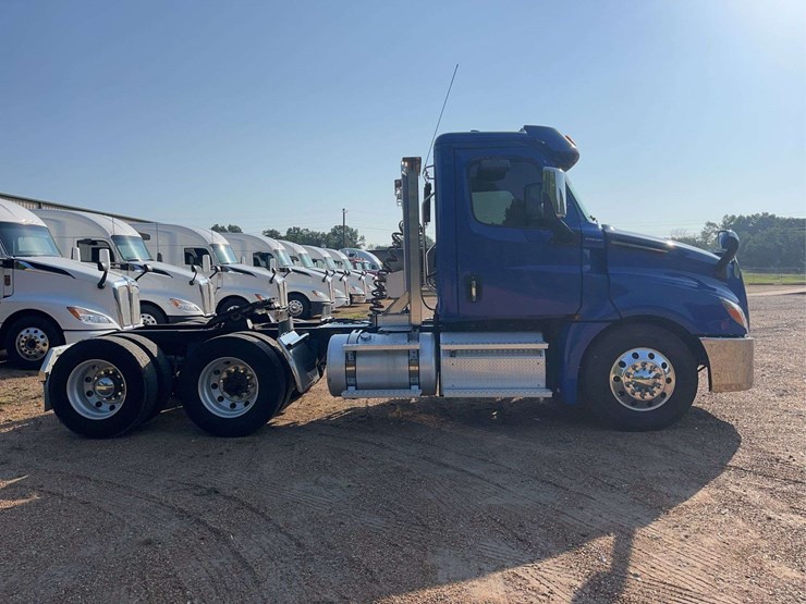 2021-freightliner-cascadia-truck-image-2