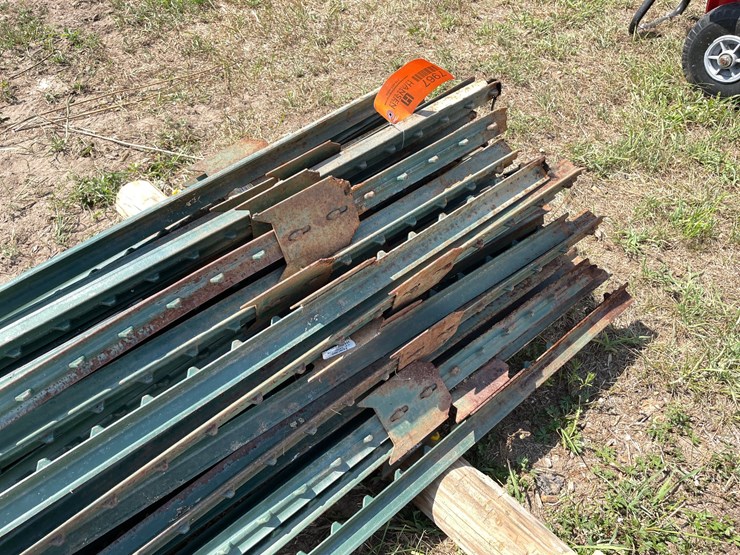 #7967-•-lot-of-assorted-fence-posts-image-7