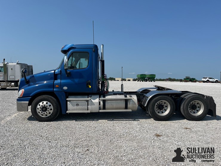 2015-freightliner-cascadia-125-image-8