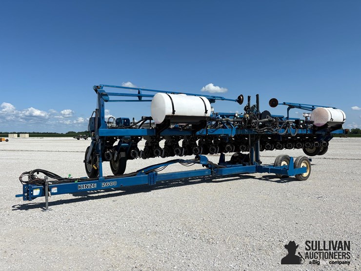 1995-kinze-2600-image-1