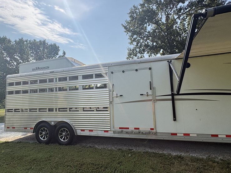 2018-bison-8011ldstlt-stock-combo-living-quarters-trailer-image-3