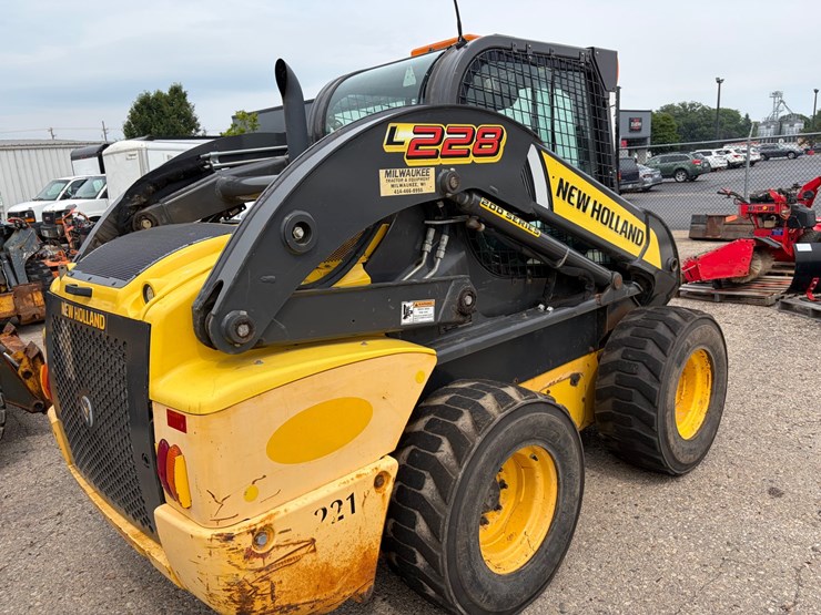 new-holland-l228-image-4