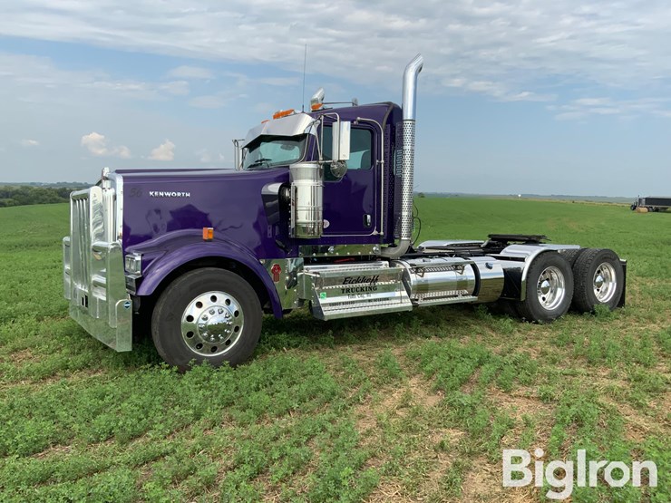 2025-kenworth-w900-image-1