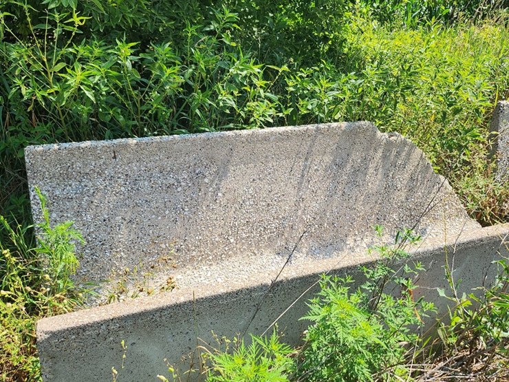 #2821-•-(4)-precast-concrete-feed-bunks-image-1