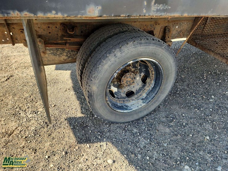 2005-gmc-w5500-image-13