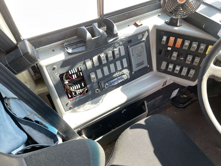 2002-freightliner-fs65-image-13