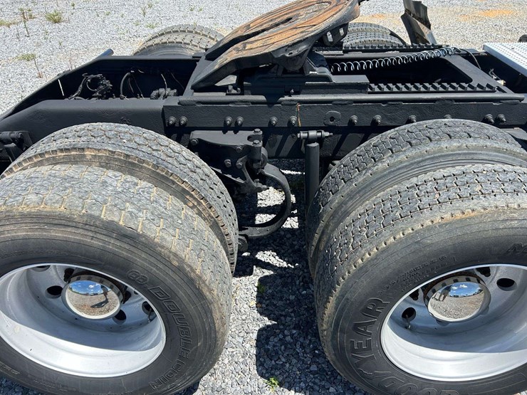 2010-peterbilt-386-image-23