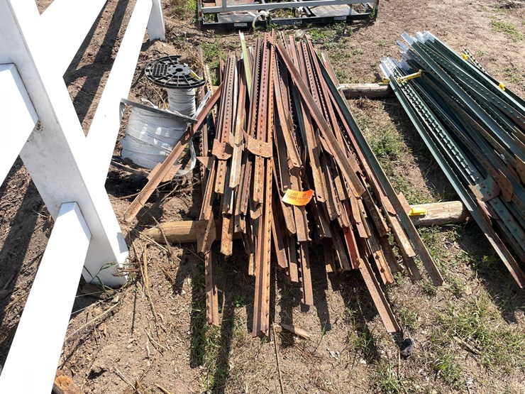 #7966-•-lot-of-assorted-fence-posts-image-5