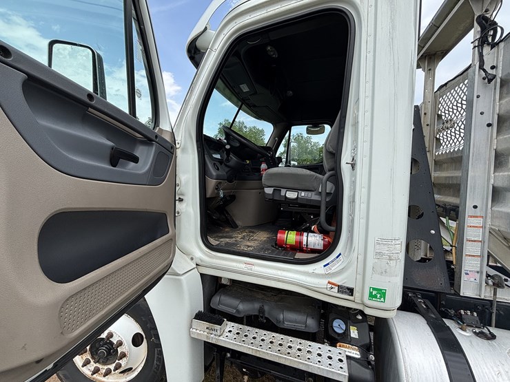 2015-freightliner-cascadia-image-20