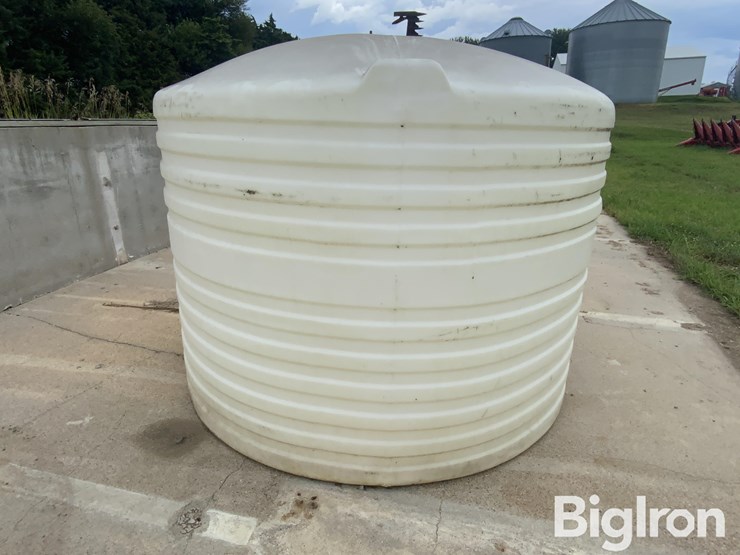 1200-gal-vertical-poly-liquid-tank-image-6