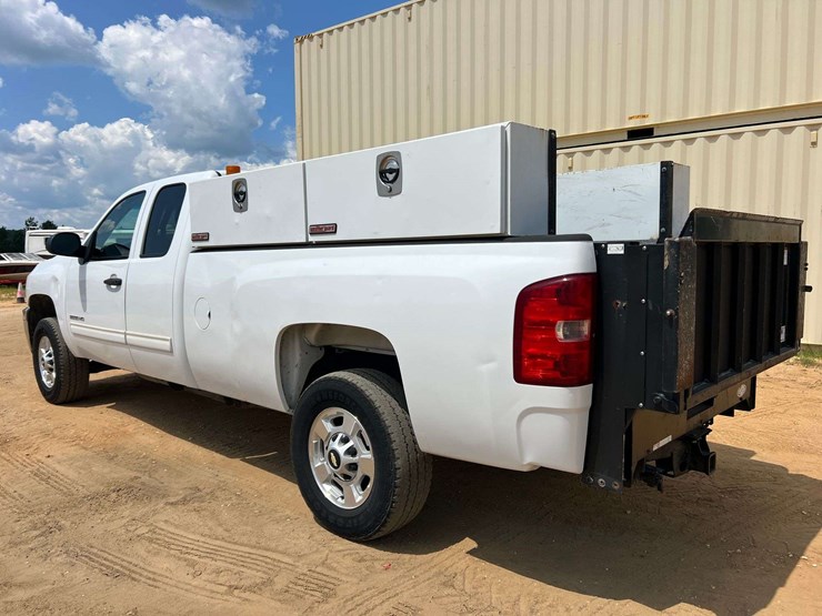 2011-chevrolet-2500hd-image-2