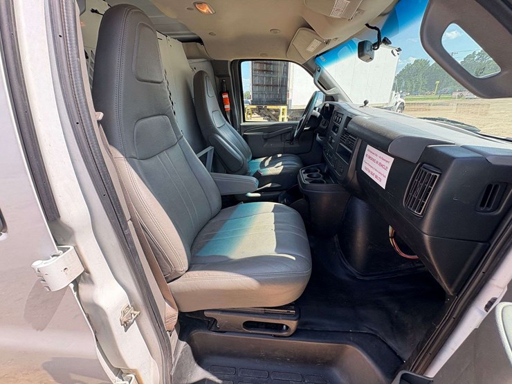 2018-chevrolet-express-2500-image-18