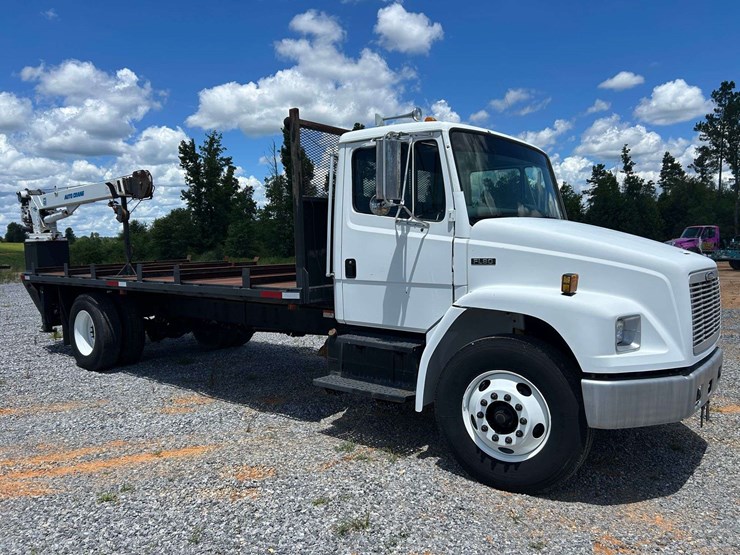 2004-freightliner-fl80-image-7