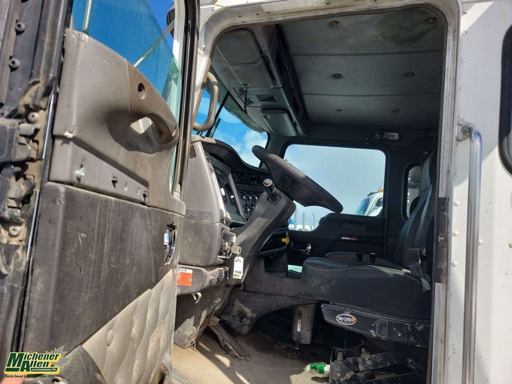 non-operable-2015-kenworth-t4-series-t/a-hook-lift-truck-image-11