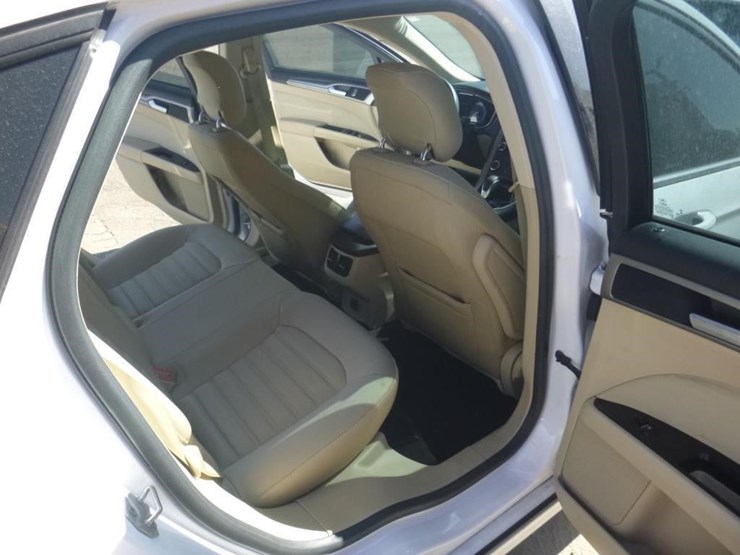 2014-ford-fusion-sedan-image-8