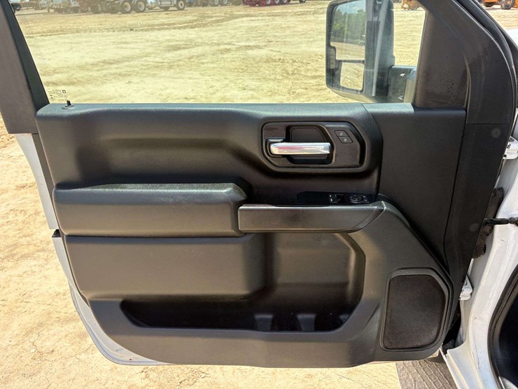 2021-chevrolet-3500hd-image-11