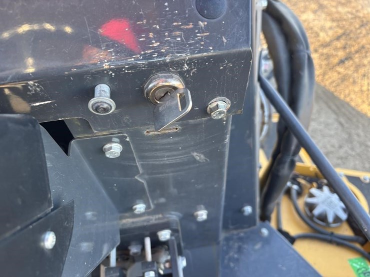 2020-deere-210l-image-38
