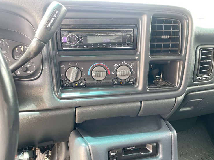 2002-chevrolet-silverado-2500-image-13