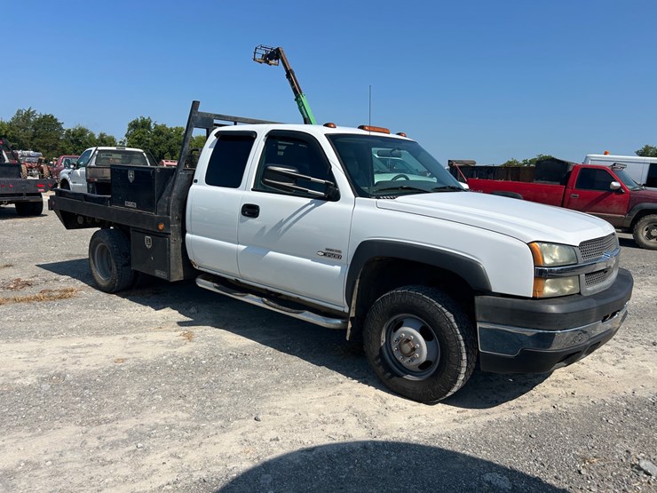 2004-chevrolet-3500-image-2