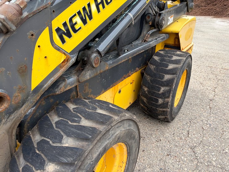 new-holland-l228-image-7