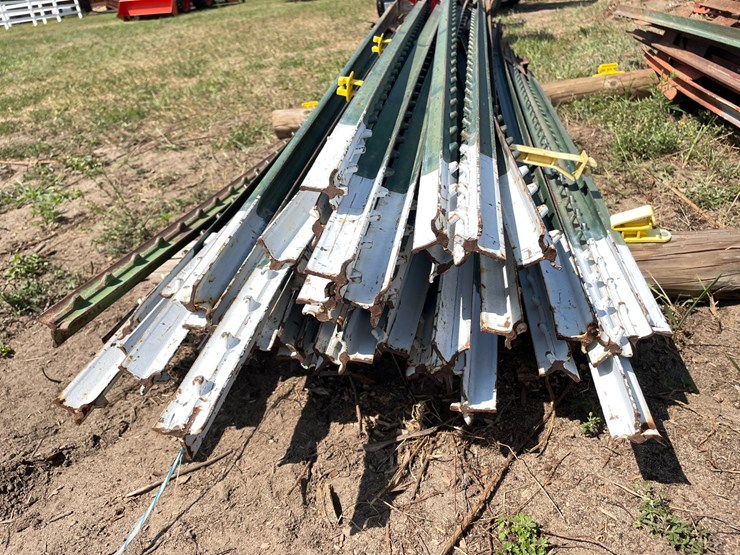 #7967-•-lot-of-assorted-fence-posts-image-9