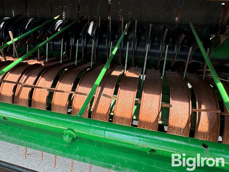 2024-john-deere-561m-image-14