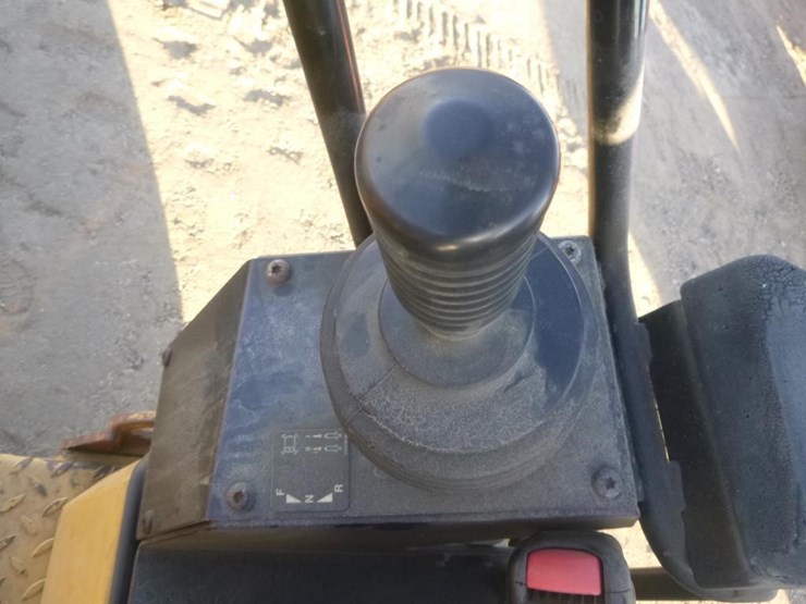 2013-caterpillar-cb22-image-9