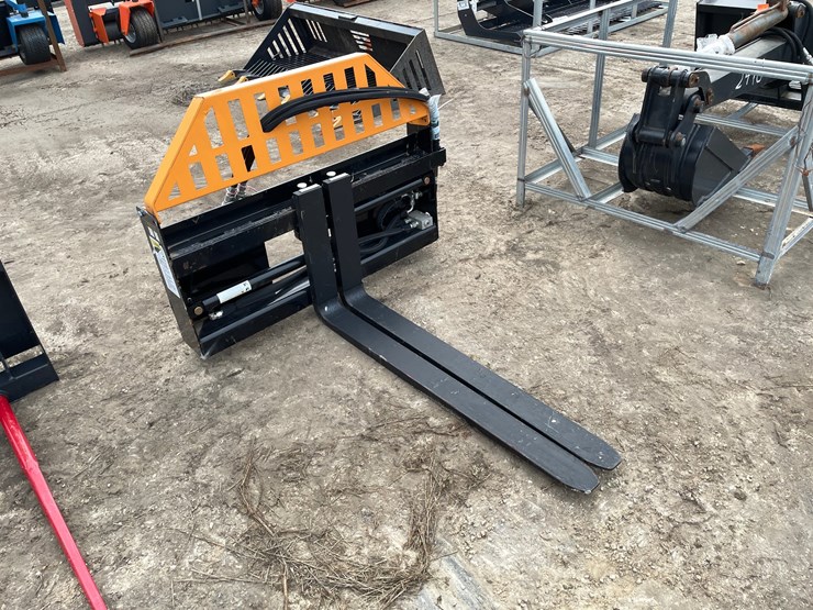 #9799-•-wolverine-hydraulic-pallet-fork-attachment-image-3