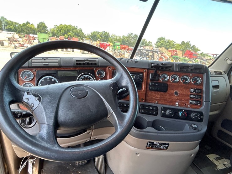 2015-freightliner-cascadia-125-image-11
