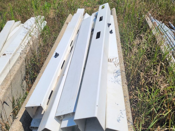 #2825-•-(18)-pvc-pipes-and-vinyl-fence-posts-image-2