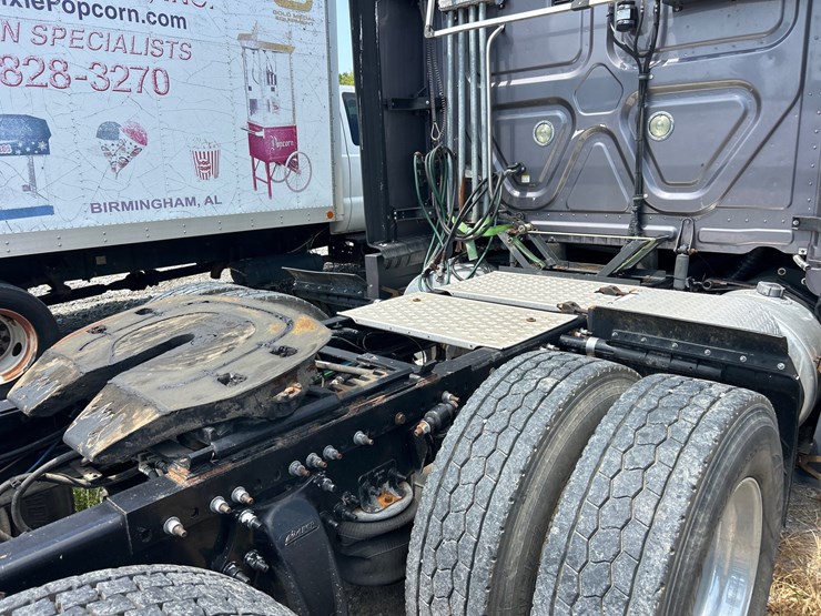 2015-freightliner-cascadia-125-image-7