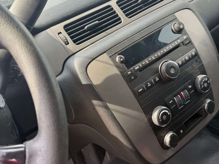 2011-chevrolet-tahoe-image-12