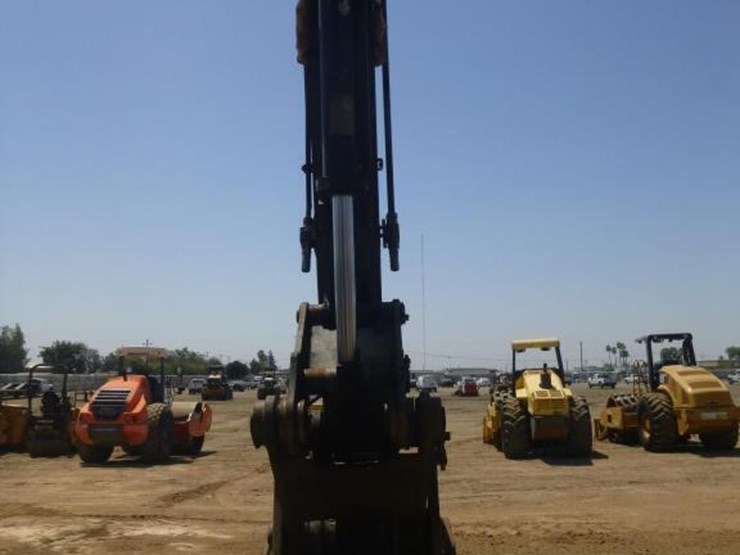 2011-deere-225d-lc-image-29