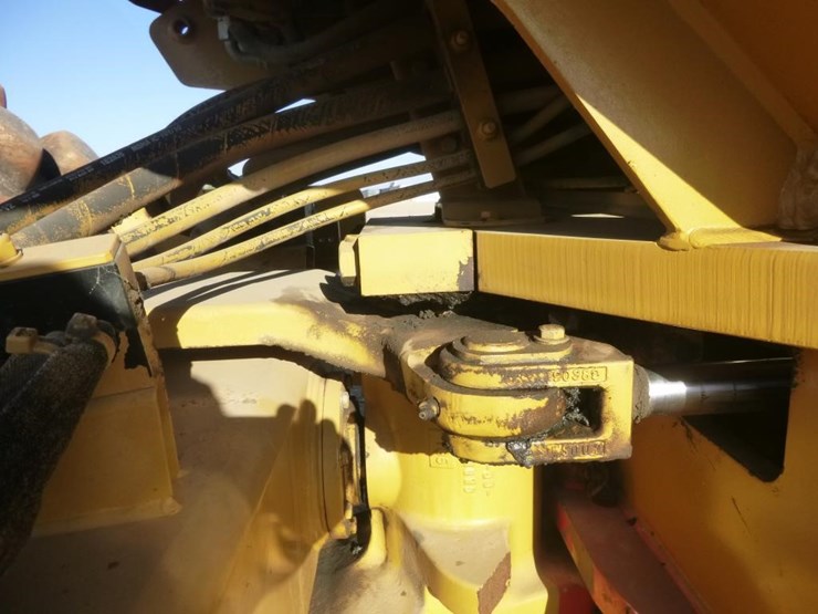 2011-caterpillar-cp56-image-14