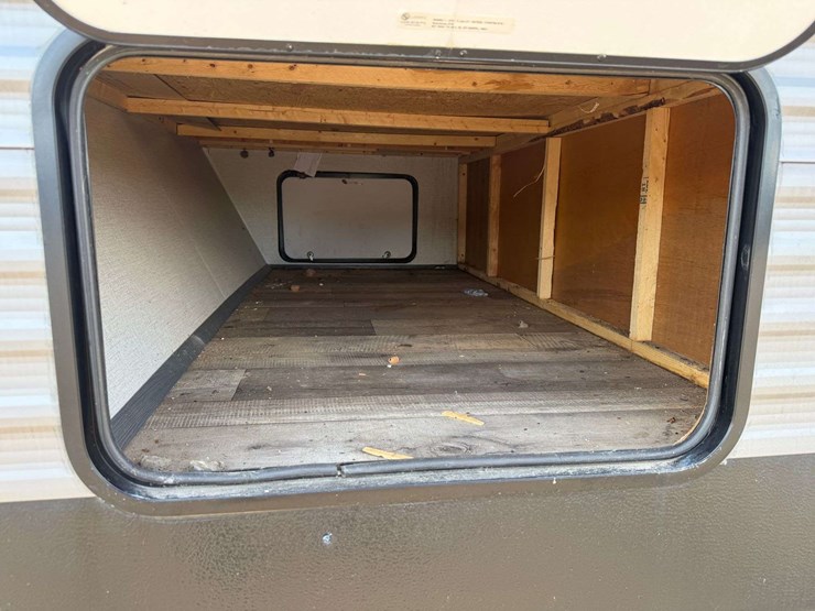 2021-keystone-bumper-pull-camper-image-17