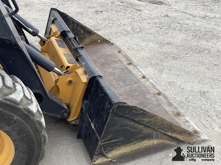 2016-deere-320e-image-14