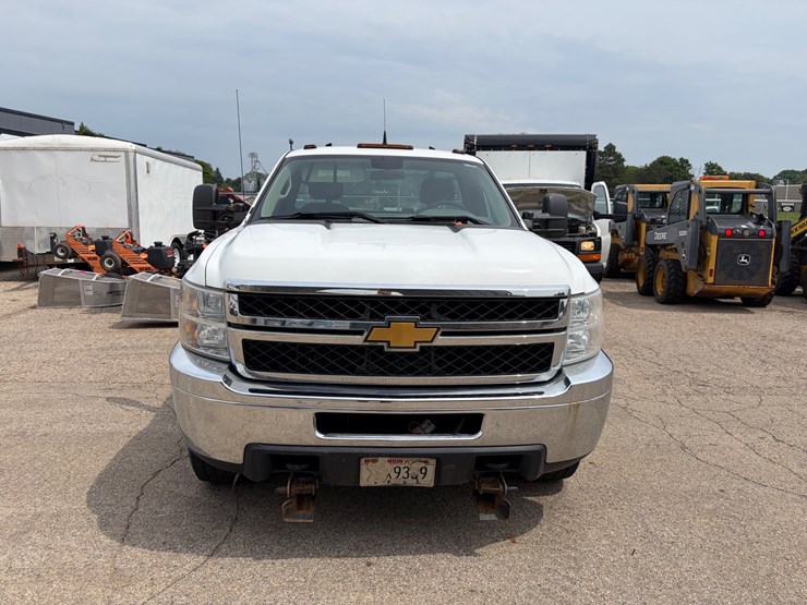 2014-chevrolet-3500-image-2