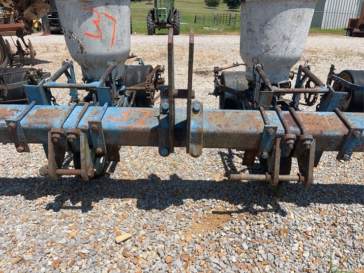 ford-4-row-burch-planter-image-10