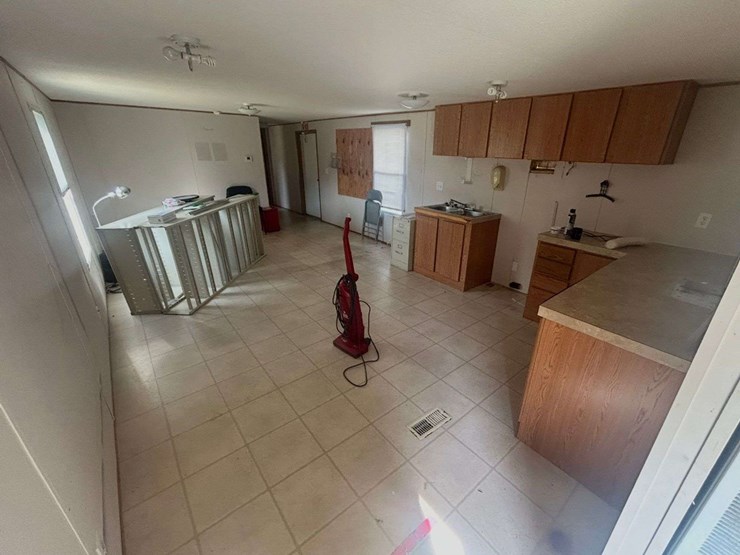 2005-fleetwood-14-x-60-mobile-home-image-11